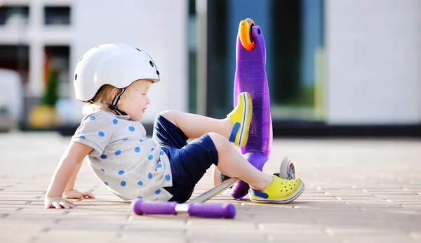 Peuter jongen leren scooter rijden — Stockfoto