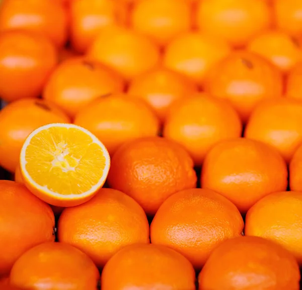 当地的农民市场上新鲜生物橘子橙子 — 图库照片