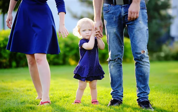 Happy parenthood: young parents with their sweet toddler girl in — Stock Photo, Image