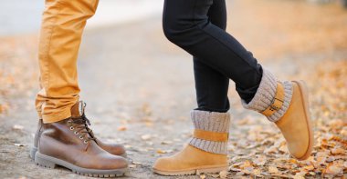 Randevu sırasında erkek ve dişi bacakları