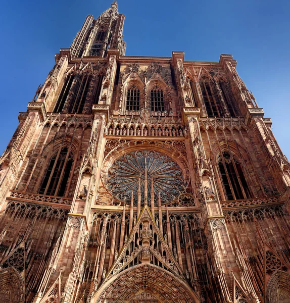 Krásná katedrála Notre Dame ve Štrasburku v západu slunce světlo, Francie — Stock fotografie