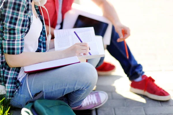 Photo rapprochée de jeunes étudiants heureux avec des livres et des notes à l'extérieur — Photo