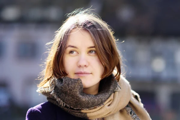 Retrato de cerca de una bonita joven al aire libre en un soleado día de primavera — Foto de Stock