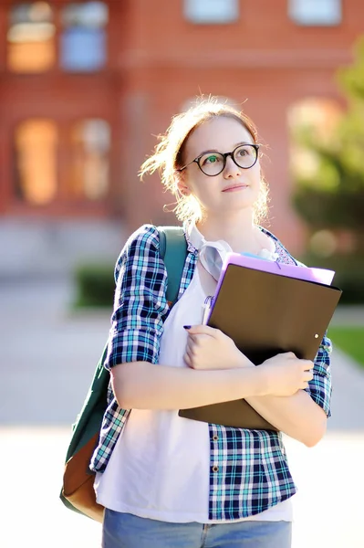 Jonge gelukkig student meisje met boeken en notities outdoors — Stockfoto