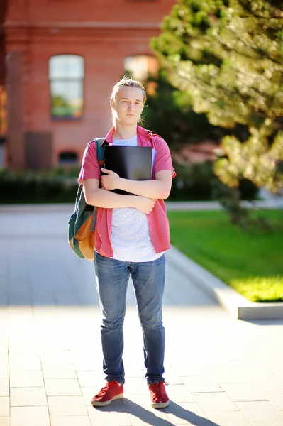 Ernstige of verdrietig jonge student in universiteitscampus — Stockfoto