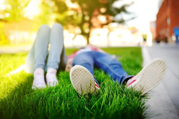Tired students enjoy the rest in the yard of the University campus — Stock Photo, Image