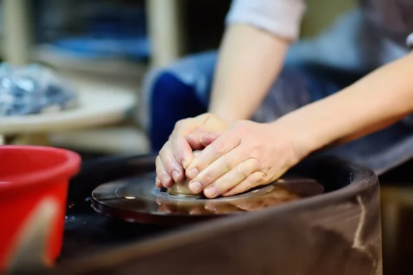 Close-up photo rąk kobiety, Dokonywanie gliny obiektu — Zdjęcie stockowe
