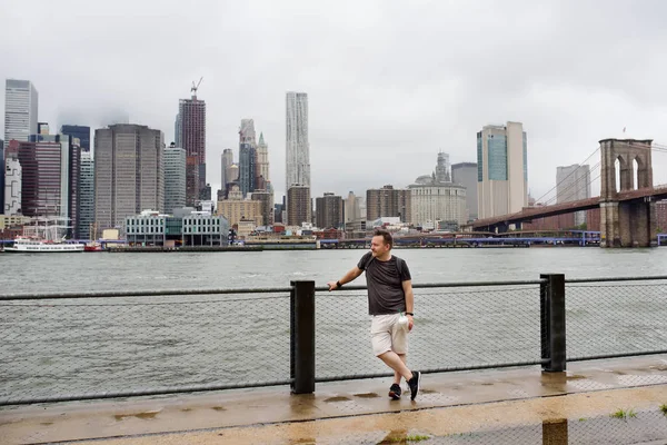 Orta yaşlı erkek turist New York, ABD 'deki Manhattan gökdelenleriyle panoramik manzaranın keyfini çıkarıyor — Stok fotoğraf