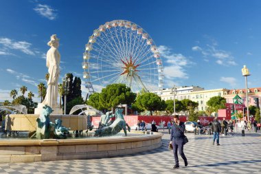 Nice, Fransa - 14 Aralık 2018: Massena Meydanı 'ndaki Çeşme ve Dönme Dolabı.