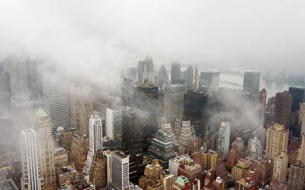 Top view of New York skyline in rainy and cloudy day. Skyscrapers of NYC in the fog — Stock Photo, Image