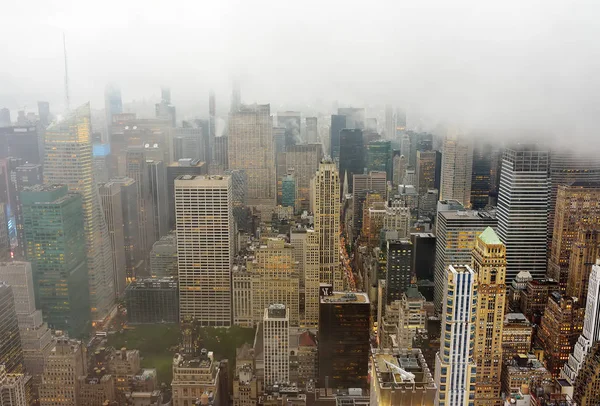 Top view of New York skyline in rainy and cloudy day. Skyscrapers of NYC in the fog — Stock Photo, Image