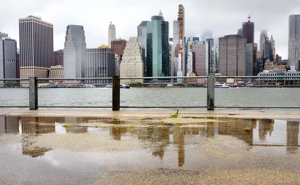 Panoramic view of Manhattan skyscrapers shot from Brooklyn Bridge Park on a rainy summer day. New York, Usa — Stock Photo, Image