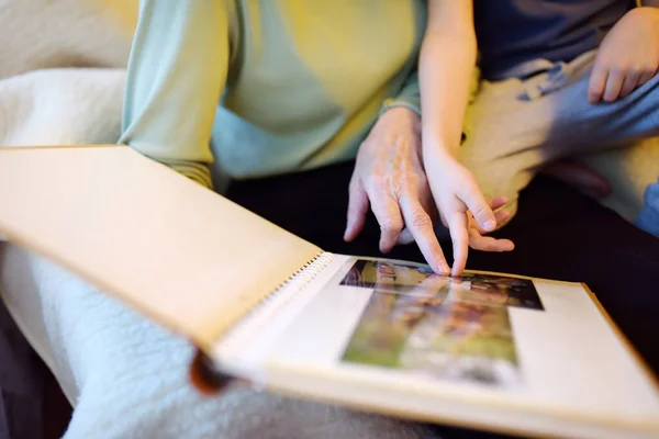 Avózinha idosa e netinha procurando álbum de fotos de família. Avó e neto . — Fotografia de Stock