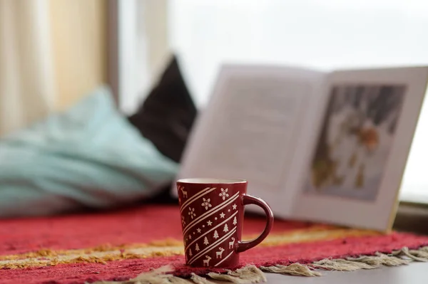 Domestic Christmas morning. Cozy winter scene at home. — Stock Photo, Image