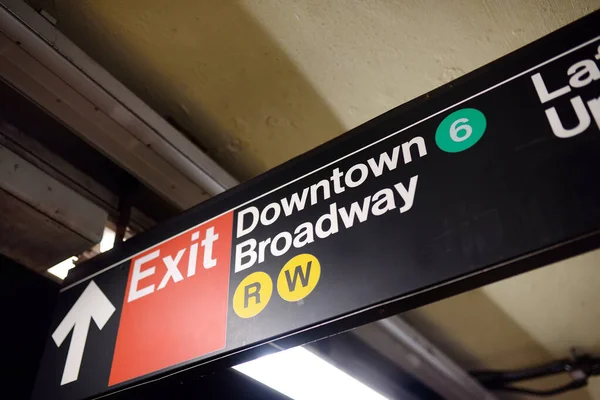 New York, Usa - 12 juli 2019: Pointer "Exit. Downtown, Broadway "på tunnelbanestation i New York. — Stockfoto
