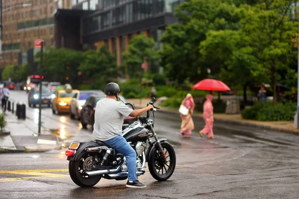 NUEVA YORK, EE.UU. - 11 DE JULIO DE 2019: motociclista y coches esperan en los semáforos mientras los peatones cruzan la calle en un día lluvioso —  Fotos de Stock