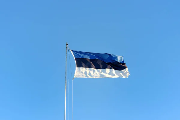 Vue rapprochée du drapeau estonien agitant le ciel bleu — Photo