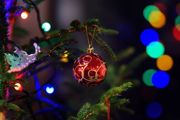 Parte di Natale decorazione casa interna. Ramo di abete di Natale Ghirlanda illuminata. Natale bauble giocattolo primo piano . — Foto Stock