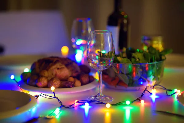 Романтична вечеря для пари напередодні Нового року . — стокове фото