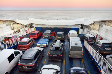 Virtsu, Estonya - 03 Ocak 2019: Virtsu ve Kuivastu yerleşimleri arasındaki feribot vagonları, Estonya.