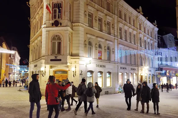 Tallin, Estonia - 3 stycznia 2019 r.: ulica starego miasta Tallin w zimowy wieczór. — Zdjęcie stockowe