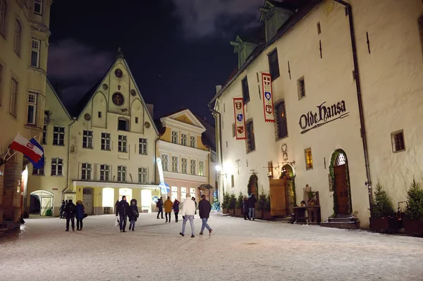 Tallinn, Estland - 3 januari 2019: straat van de oude binnenstad van Tallinn in de winteravond. — Stockfoto