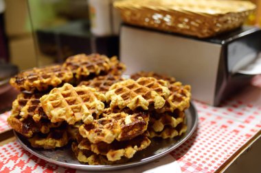 Tallinn 'deki Noel pazarında taze Belçika waffleları. Xmas Fuarında sokak yemeği.