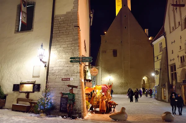 Tallinn, Estonie - 3 janvier 2019 : rue de la vieille ville de Tallinn en soirée d'hiver . — Photo