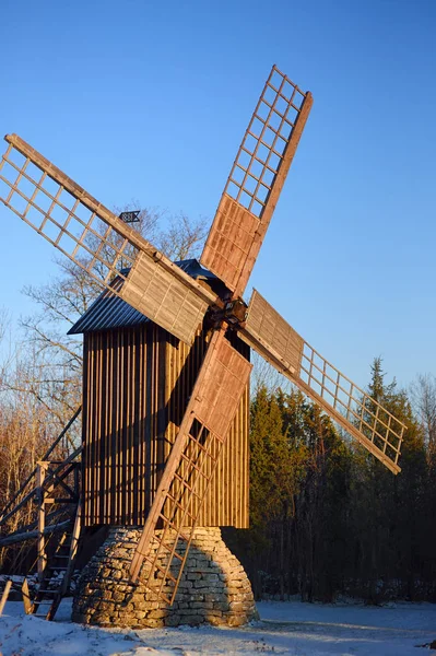 Stary młyn na wyspie saaremaa w Estonii. — Zdjęcie stockowe