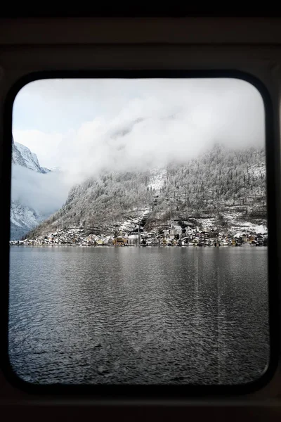 从船窗看奥地利阿尔卑斯山哈尔斯塔特村冬季风景. — 图库照片