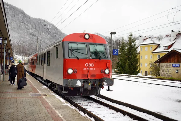 Bad Ischl, Austria - January 20, 2018: The local train arrives to the Bad Ischl Railway station (Bahnhof). — Stock Photo, Image