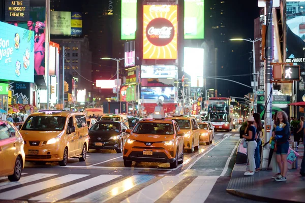 Nova York, EUA - 12 de julho de 2019: Times Square à noite, centro de Manhattan . — Fotografia de Stock