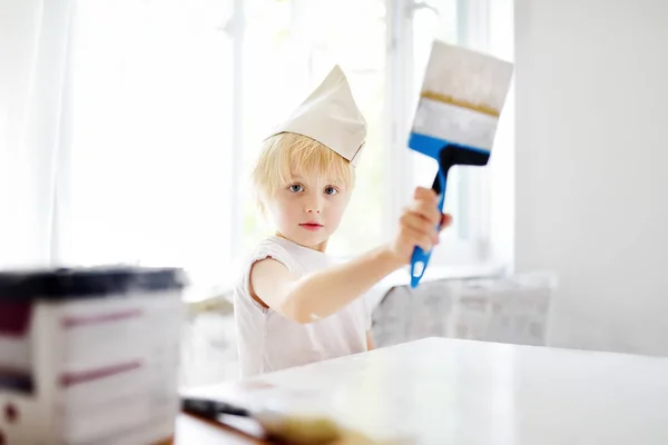 Menino se divertindo com pincel durante a reparação do quarto — Fotografia de Stock