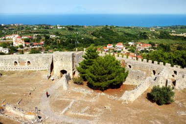 : Ortaçağ Chlemoutsi (Clermont) şatosu