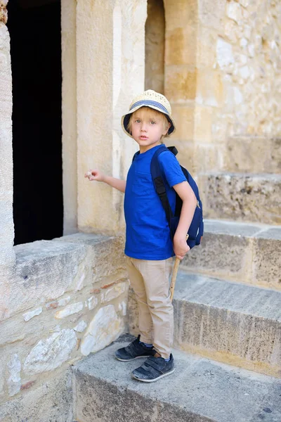 Menino em Chlemoutsi medieval ("Clermont") castelo na Grécia, Peloponeso, Kyllini-Andravida — Fotografia de Stock