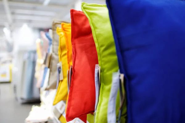 Разнообразие цветных подушек на торговом стенде в супермаркете — стоковое фото