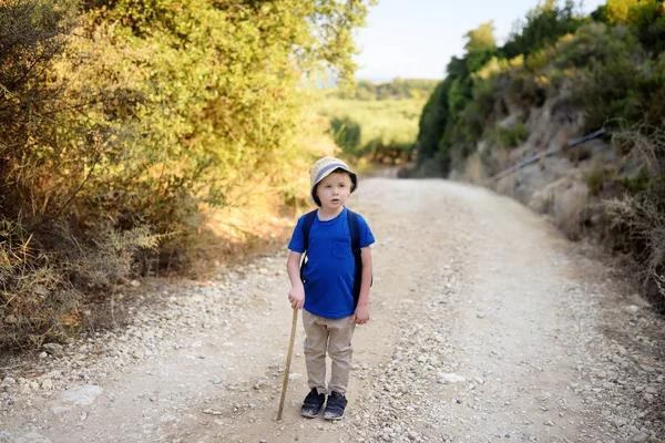 Petit garçon fait de la randonnée en Grèce, ouest du Péloponnèse — Photo