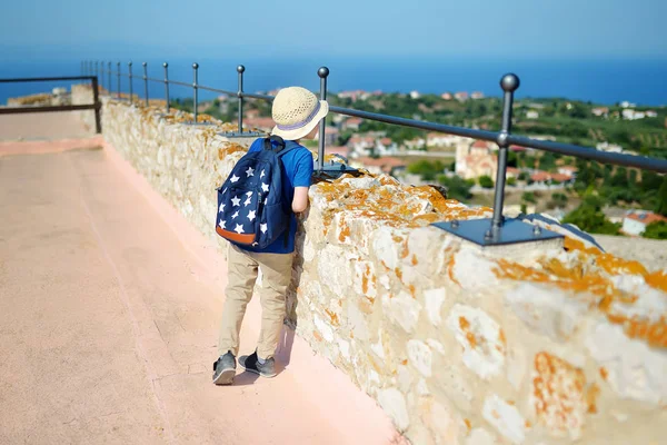 Petit touriste regardant des murs du château médiéval de Chlemoutsi ("Clermont") en Grèce, Péloponnèse, Kyllini-Andravida — Photo