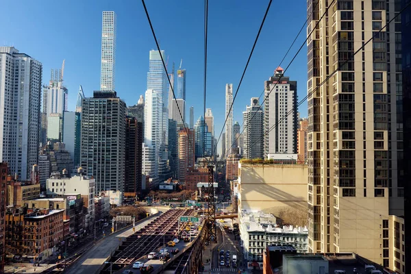 NOVA IORQUE, EUA - 23 DE DEZEMBRO DE 2019: Ed Koch Queensboro Bridge de Manhattan a Queens e o famoso teleférico Roosevelt Island. Tiro faz da cabine de RIT . — Fotografia de Stock