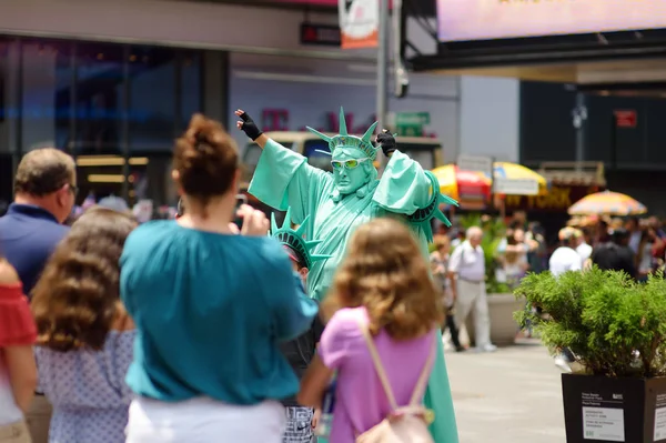 NOVA IORQUE, EUA - 10 de julho de 2019: Pessoa vestindo em Statue of Liberty Costume on Street Of Manhattan em Nova York, EUA. Turistas olhando e atirando lá . — Fotografia de Stock