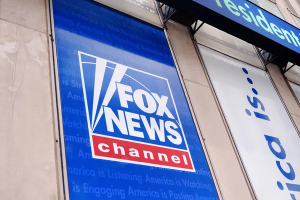 Nowy Jork, Usa - 10 lipca 2019: Signboard Fox News Channel w budynku centrali News Corporation na Manhattanie, Nowy Jork — Zdjęcie stockowe