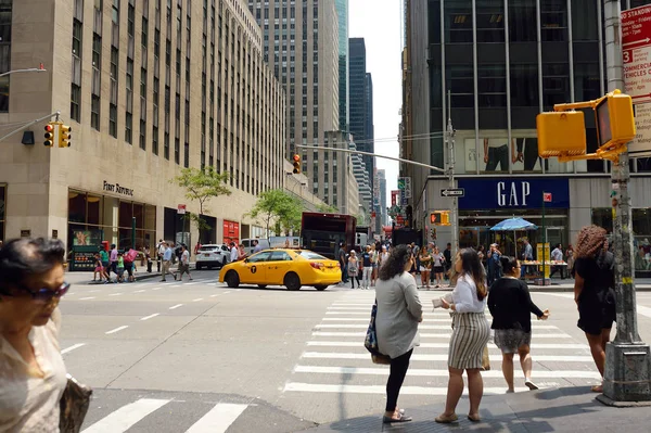 NUEVA YORK, EE.UU. - 10 de julio de 2019: Calle de Manhattan. Vida típica de la ciudad de Nueva York . — Foto de Stock