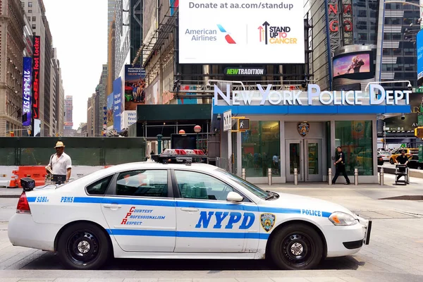 New York, Usa - 10 липня 2019: Nypd car на тлі Департаменту поліції Нью-Йорка в центрі Манхеттена в літній день. — стокове фото