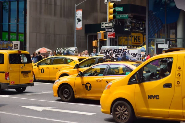 NOVA IORQUE, EUA - 10 de julho de 2019: Carros de táxi amarelos em trânsito na Times Square em Manhattan, Nova York, EUA . — Fotografia de Stock