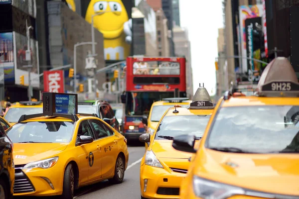 NOVA IORQUE, EUA - 10 de julho de 2019: Táxis amarelos em trânsito na Times Square em Manhattan, Nova York, EUA . — Fotografia de Stock