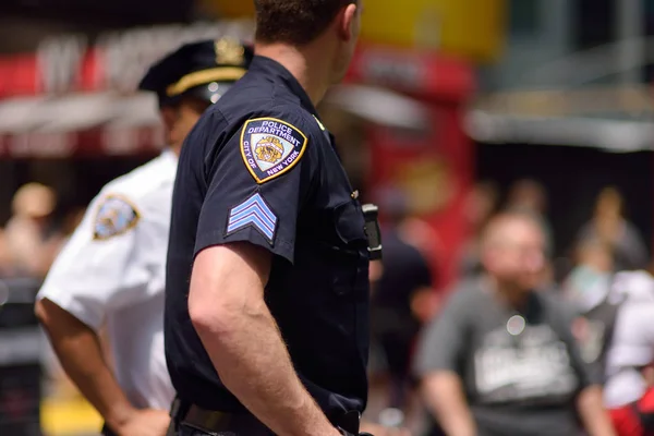 Oficiais da NYPD estão de guarda em Times Square, Manhattan, Nova York, EUA . — Fotografia de Stock