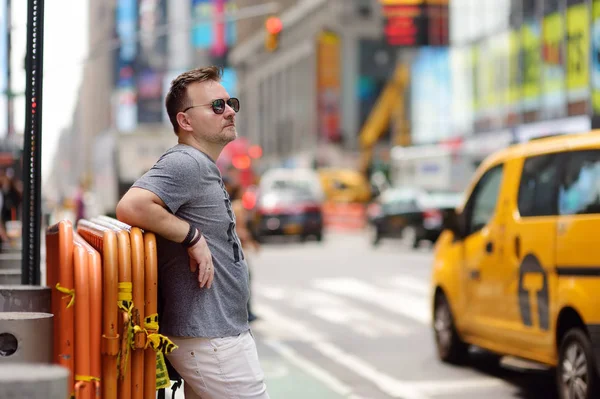 Times Meydanı 'na bakan orta yaşlı bir turist güneşli yaz gününde, Manhattan, New York şehir merkezinde.. — Stok fotoğraf