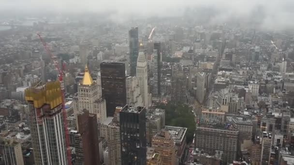 在阴天和阴天 纽约天际线的顶视图 雾中的纽约市的摩天大楼 著名城市的壮丽景色 — 图库视频影像