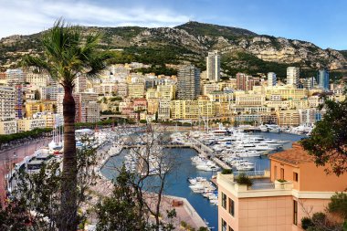Monako Limanı 'nın havadan görünüşü, Monte Carlo. Fransız Riviera Panoraması. Kış, alçak mevsim.