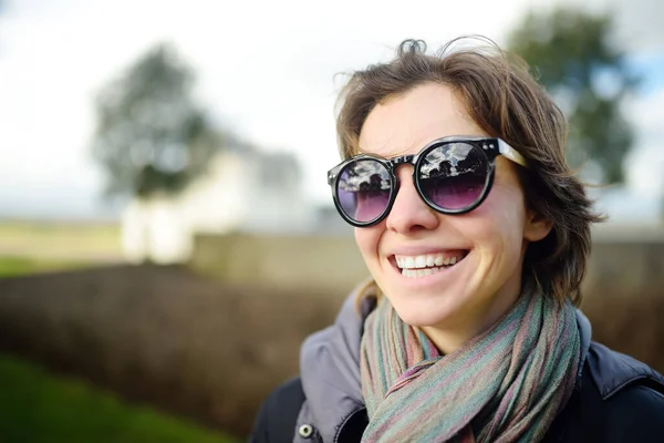Portret Uroczej Młodej Kobiety Okularach Przeciwsłonecznych Zdrowie Piękno Pozytywne Emocje — Zdjęcie stockowe